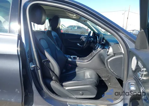 2016 Mercedes-Benz C 300 z USA, uszkodzony, nr VIN 55SWF4JB8GU142249